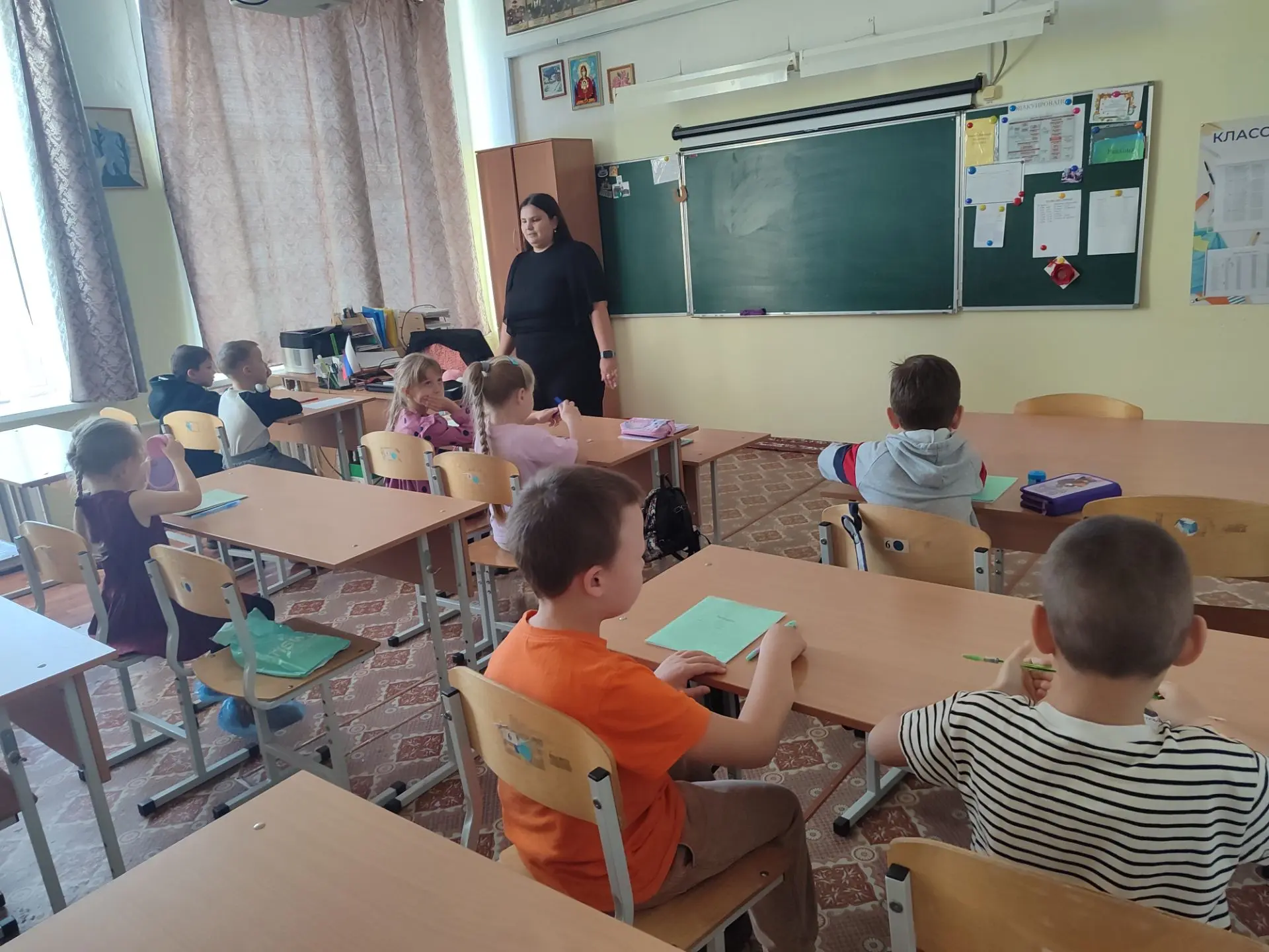 🎒 Первые шаги в школьную жизнь: в Тыгишской школе стартовали занятия для будущих перво...