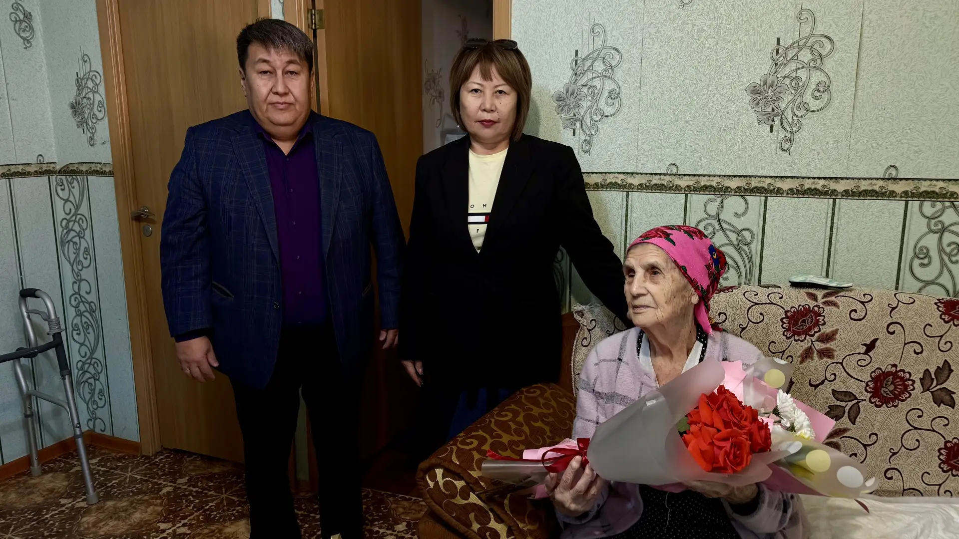 Сегодня, в этот солнечный октябрьский день, свой 93-й день рождения отмечает жительница...