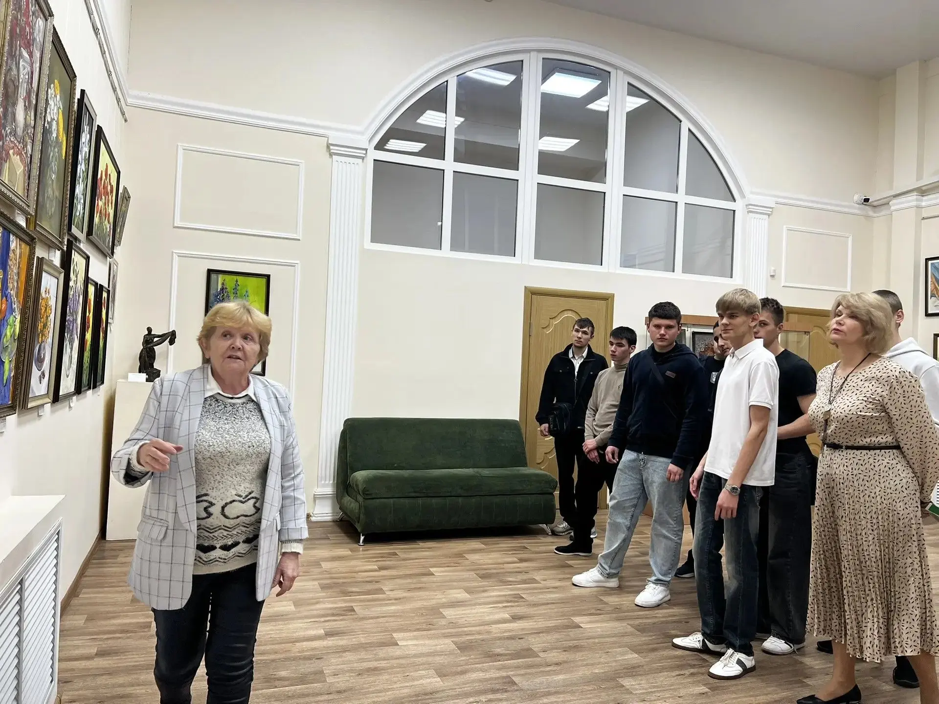 Группа 1Ат/в с классным руководителем Игнатовой Е.В. посетила выставочный зал Дома Данг...