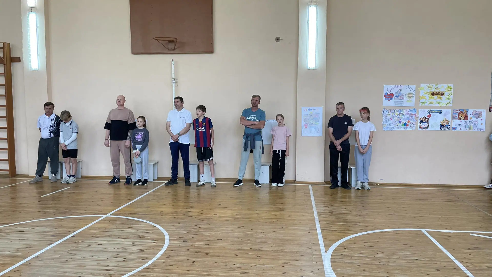 Сила, скорость и командный дух: в школе прошли спортивные эстафеты ко Дню отца