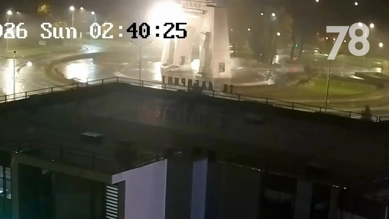 В Красном Селе автомобиль пролетел через Триумфальную арку