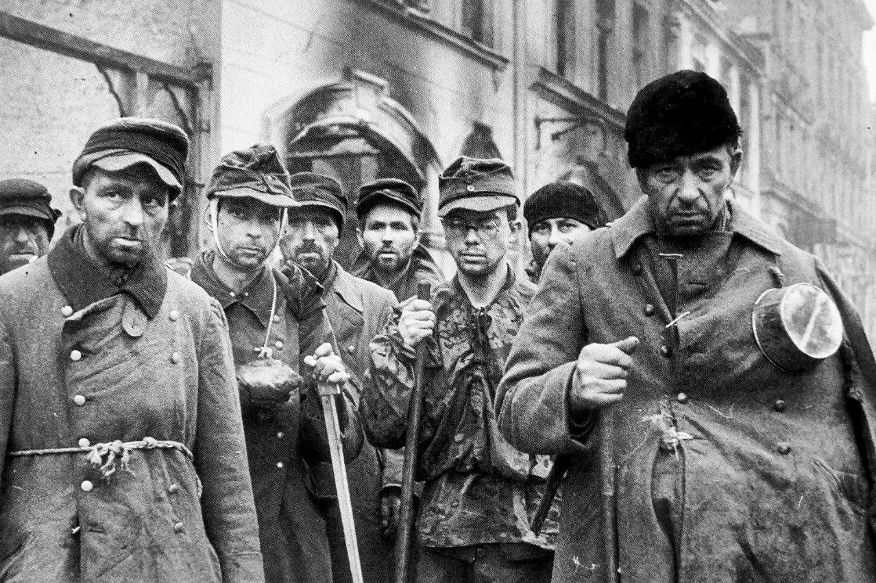 Пленные немецкие ополченцы на улицах, взятого частями 11-й гвардейской армии, Инстербур...