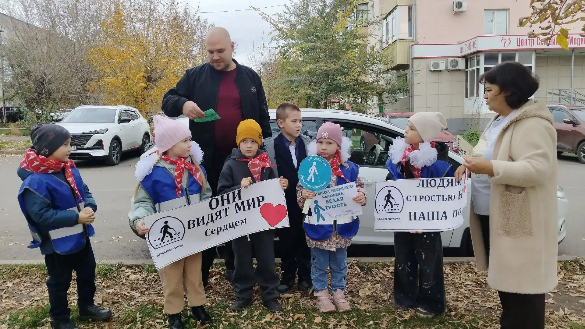 В Заинске детсадовцы провели акцию «Особенный пешеход» к Дню белой трости