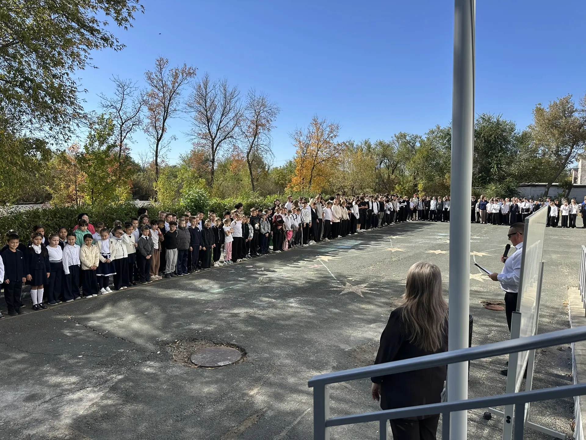 🎉 В нашей школе прошла торжественная линейка, посвящённая Дню воссоединения Донецкой Н...