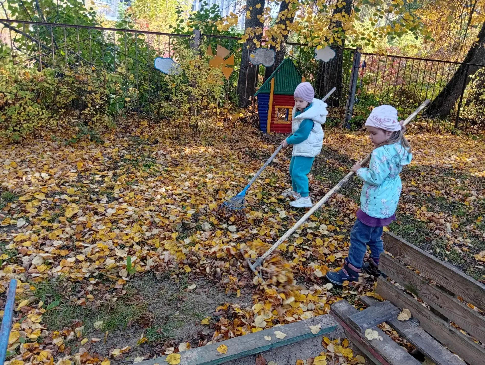 Субботник в старшей группе .Такая совместная работа решает сразу несколько задач: помог...