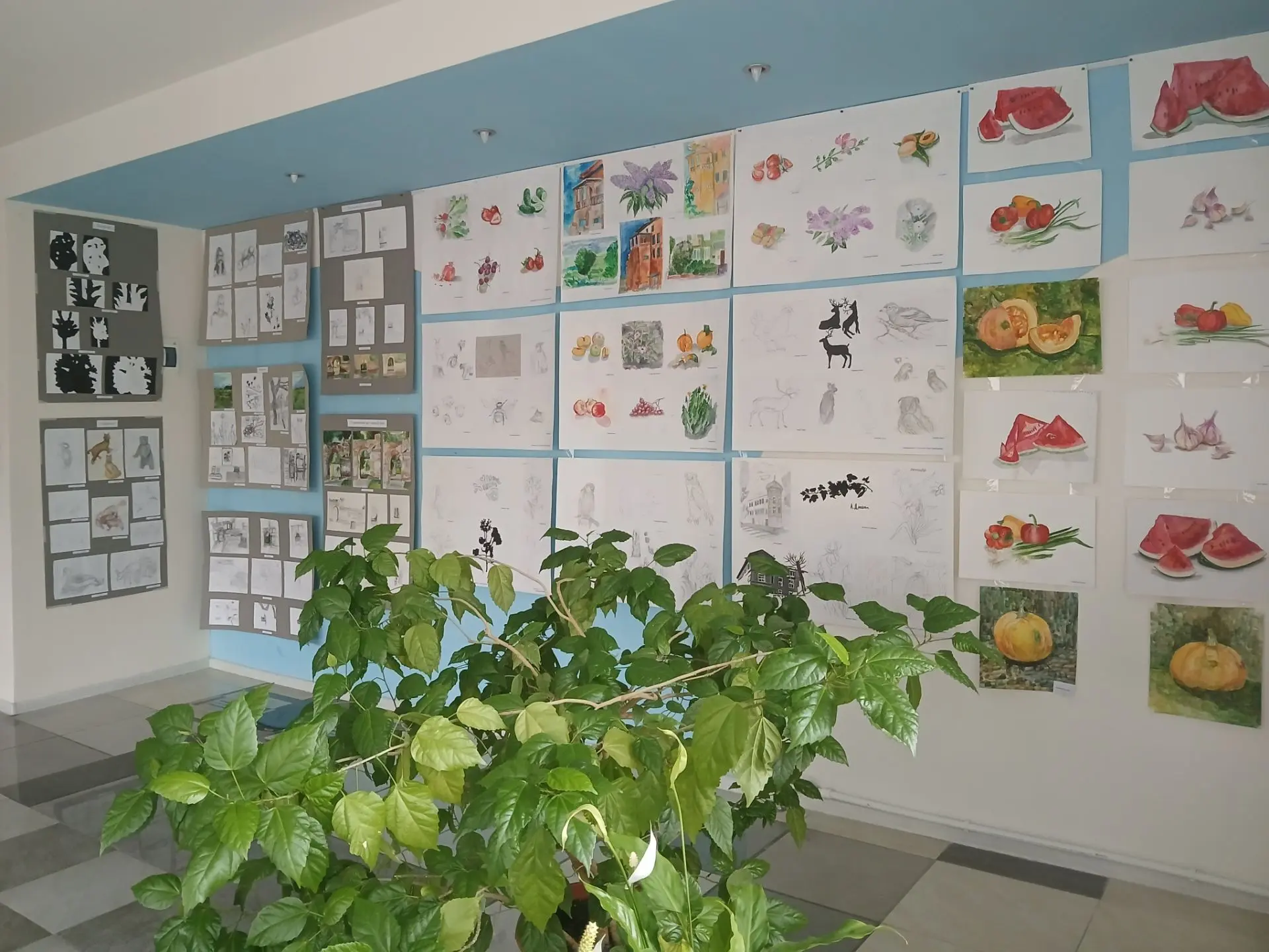 🎨В выставочном зале ДШИ "Гармония" организована выставка работ, созданных во время лет...