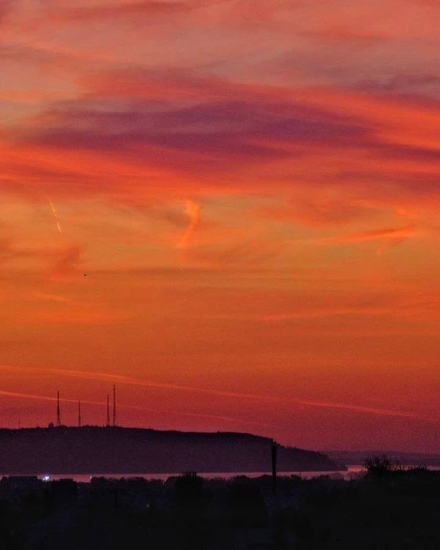 🌆 Вечернее небо над городом вспыхнуло ярким закатом — кадр от наших читателей, прислан...