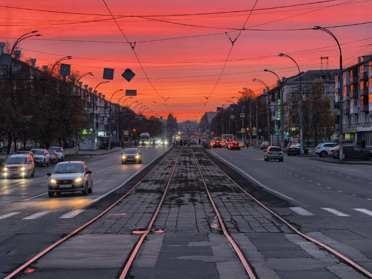 Алый закат над проспектом Ленина 🌆