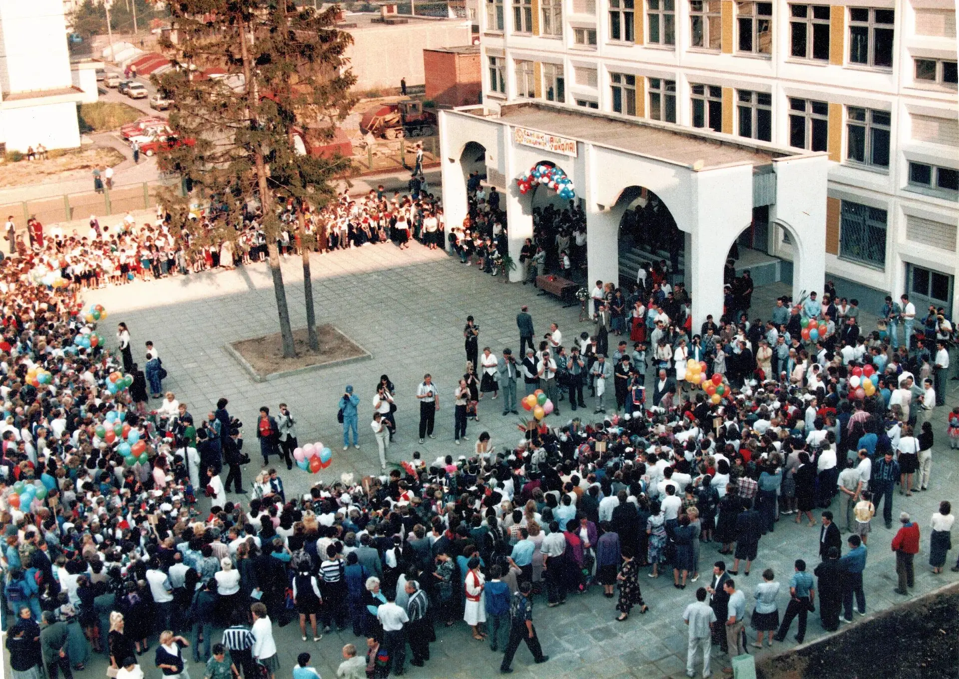 На фотографии линейка 01 сентября 1996 года. С этой даты школа ведёт свою историю.