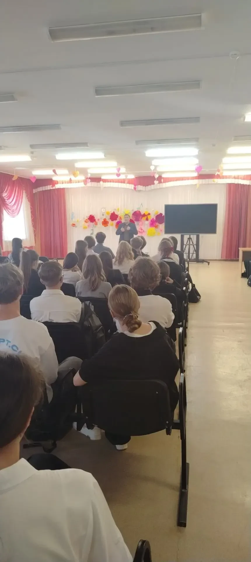 🎉 Серьёзная беседа со специалистом 🎉В нашей школе прошла важная встреча для учащихся ...