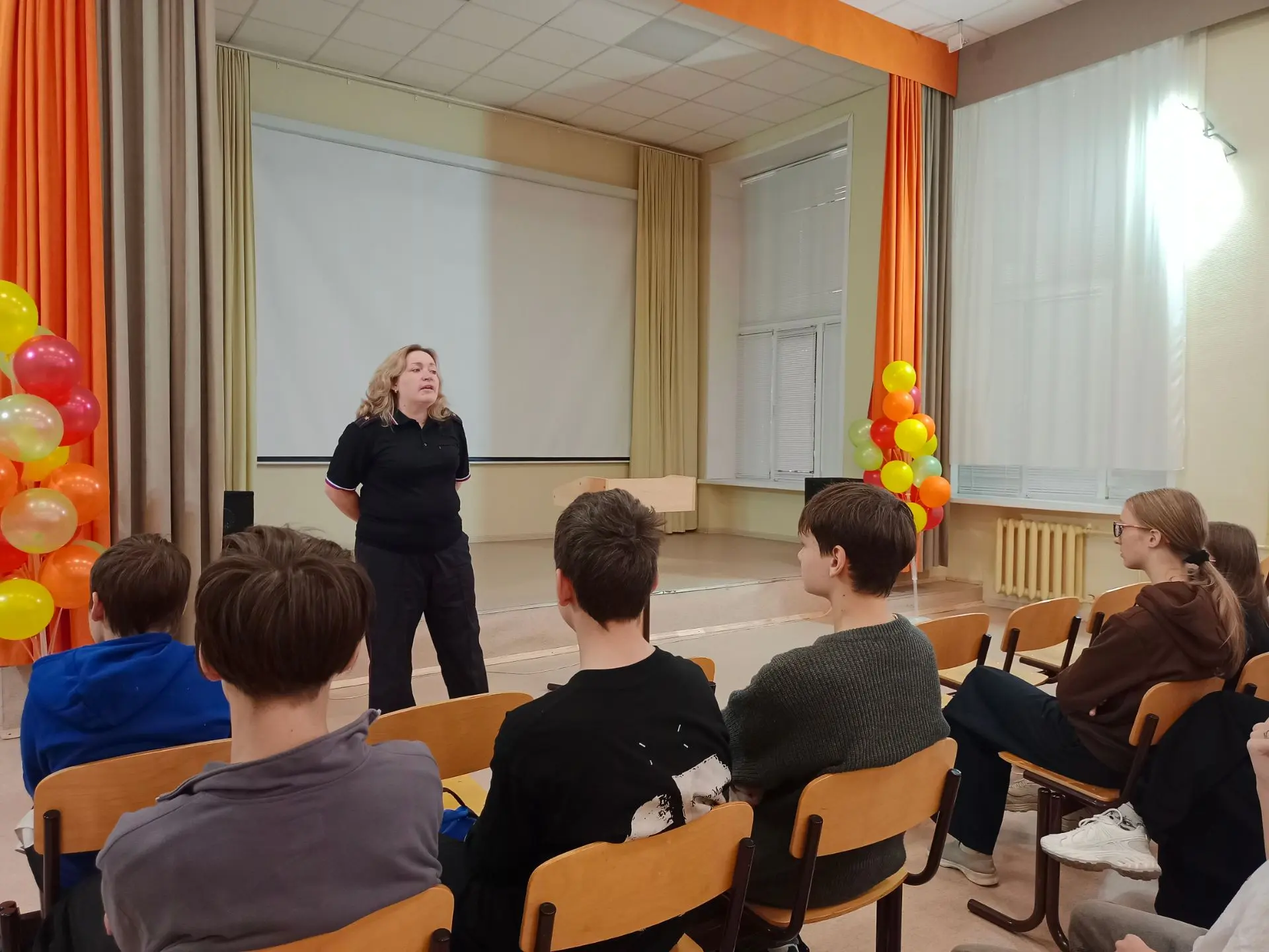В нашей школе прошли важные профилактические беседы со старшеклассниками! 👨‍✈️👩‍🎓