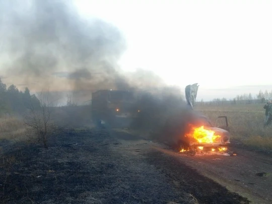В Клявлинском районе загорелся автомобиль