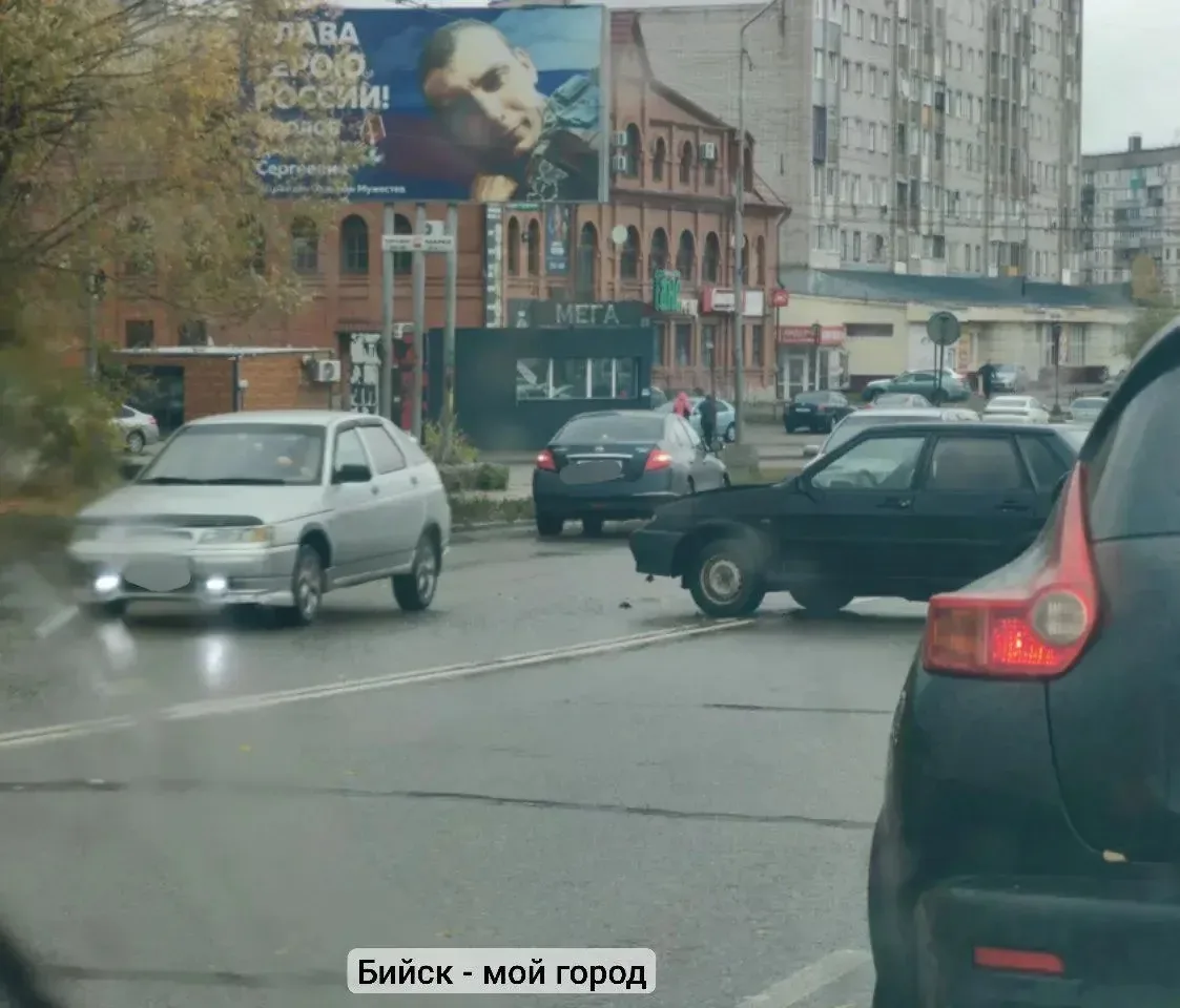 🚨 Авария в районе Зелёного клина. Движение немного затруднено в обе стороны, сообщают ...