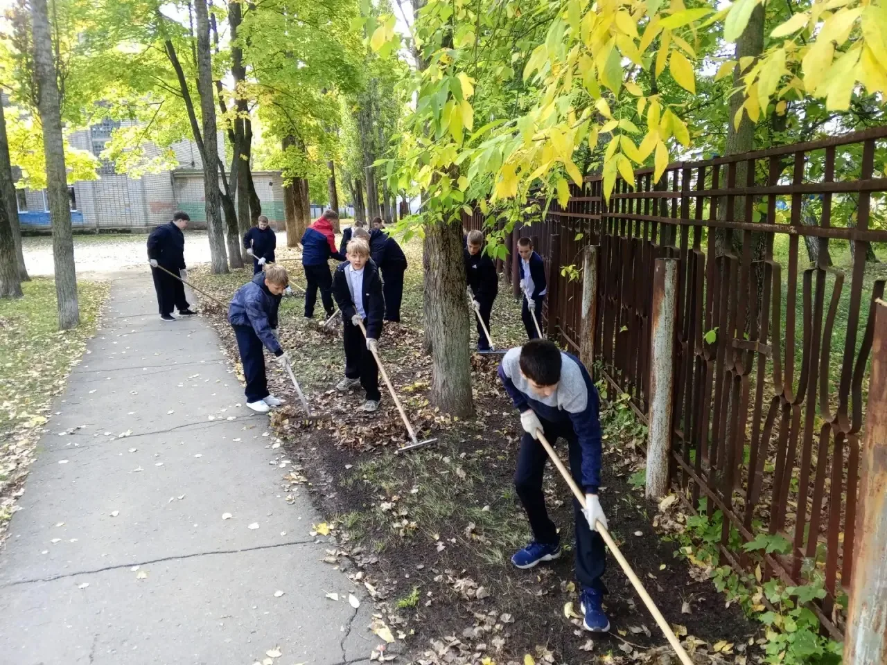 Чистый школьный двор - дело дружных рук! 🍁🧹✨