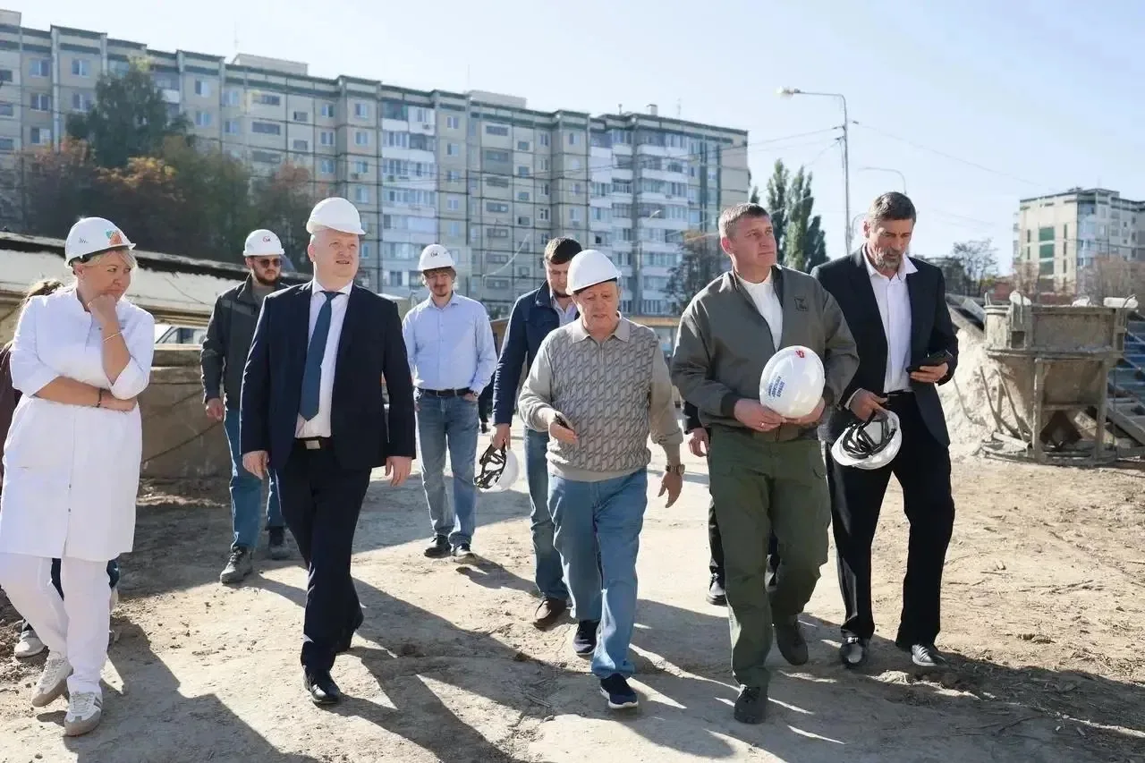 Александр Шуваев проверил ход строительства лечебного корпуса городской больницы №2 в Б...