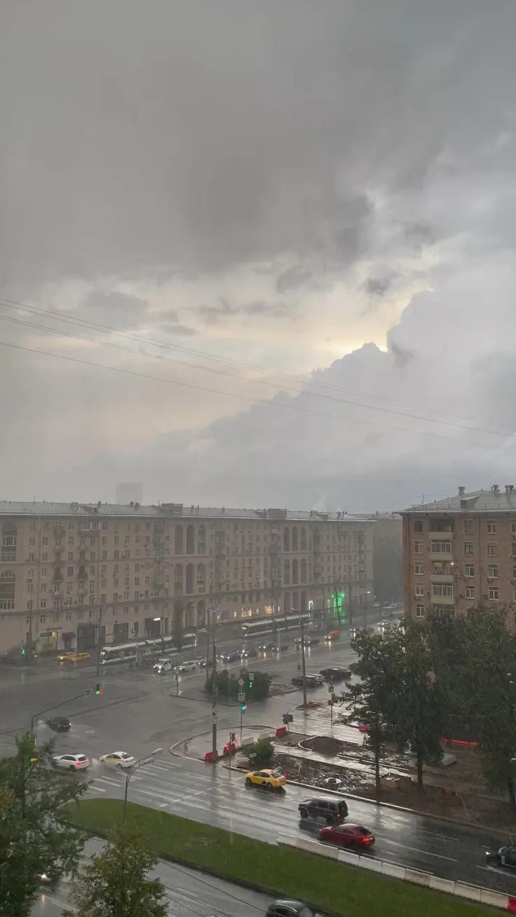 🌧️ ☔️ Синоптики предупреждают: завтра на Москву обрушатся ливни и сильный ветер