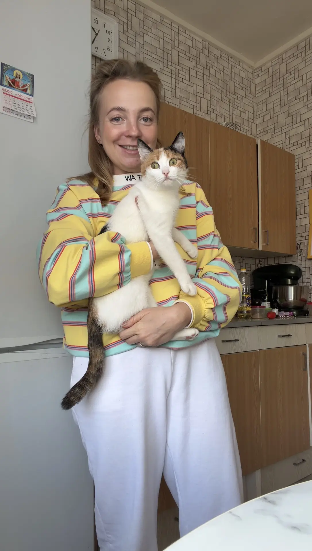 А лёгкая какая Муся! Коржик такой тяжёлый по сравнению с ней 😃🤪