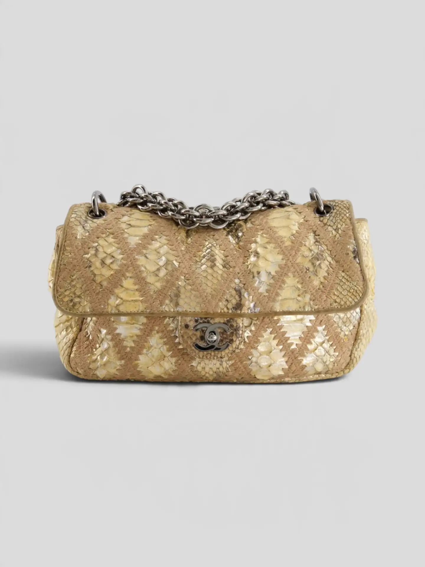 Сумка Chanel Beige and Gold Python Flap Bag, отличное состояние, размер 28х18 см. В ком...