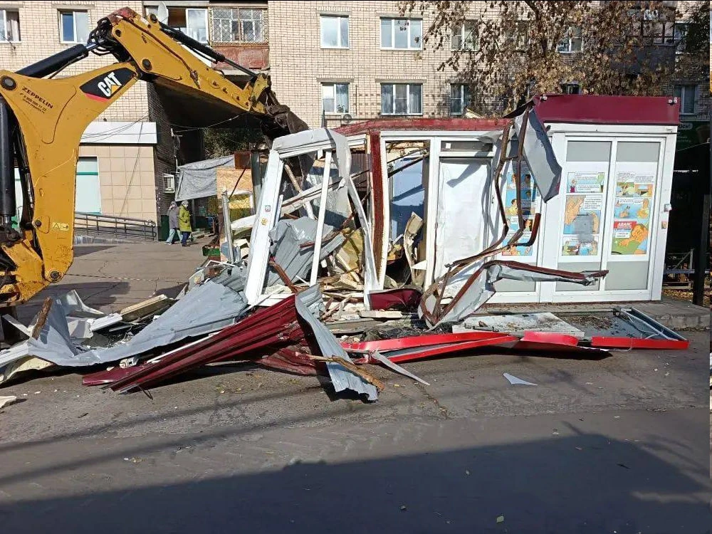 В Тольятти планируют убрать два заброшенных торговых павильона