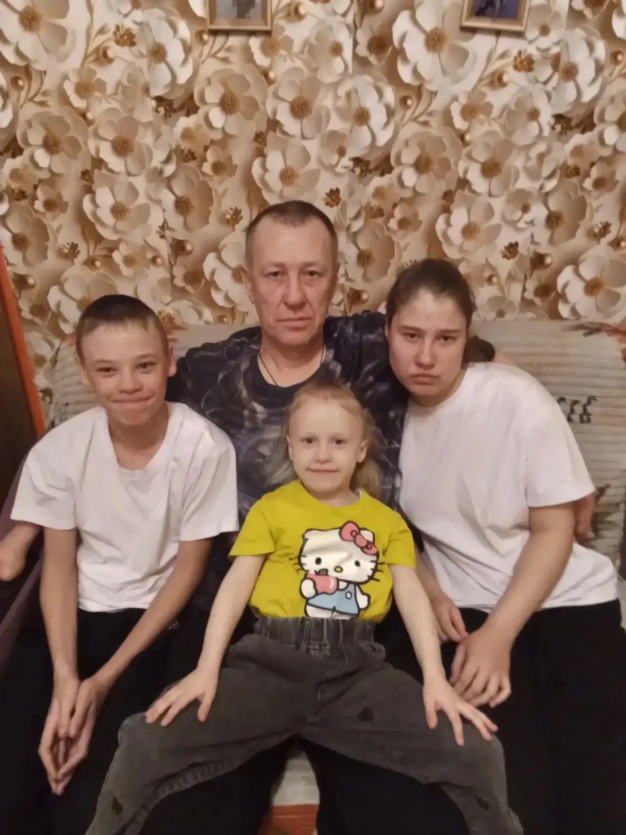 Наш папа Сергей Александрович. Он человек с большим сердцем и открытой душой. Папа помо...