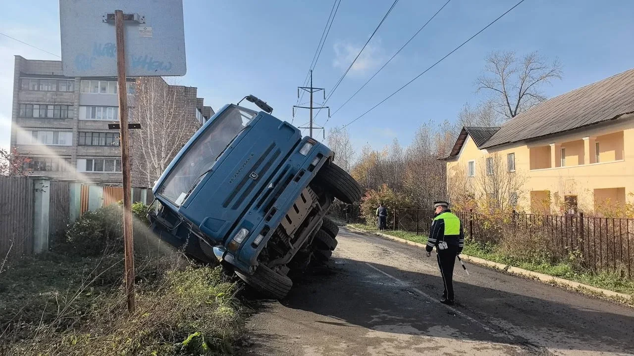 КАМАЗ ушёл в землю: дорога провалилась под грузовиком