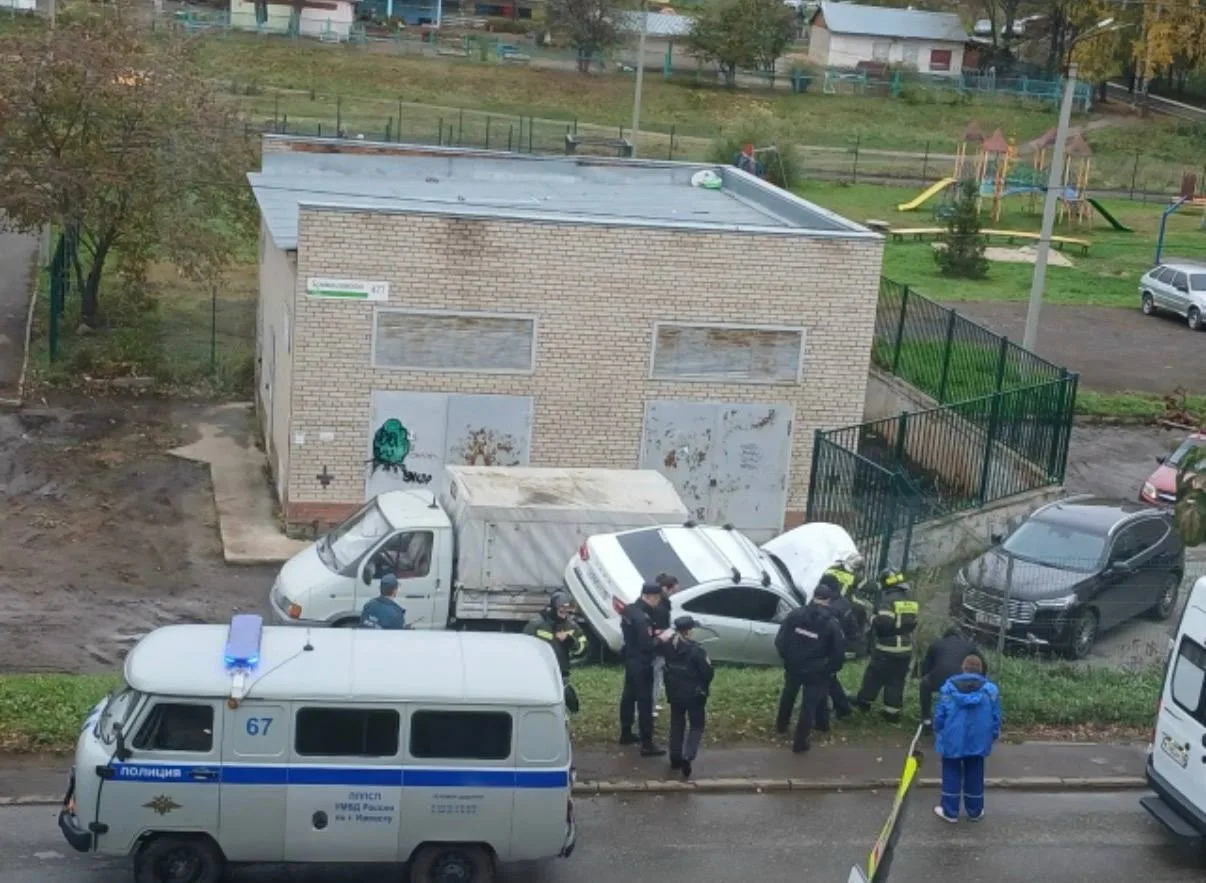 Буммашевская 44, авария. Машина врезалась в бетонное ограждение забора. За рулем была д...