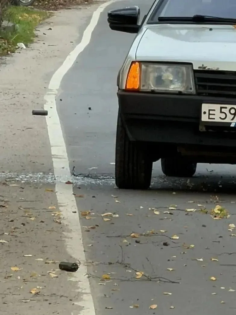 Саперы эвакуировали женщину-водителя из машины, вокруг которой были разбросаны взрывные...