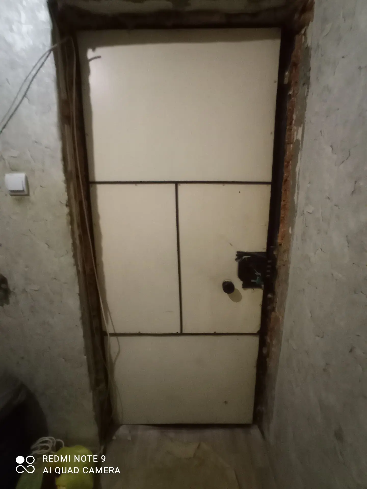 Продам входную дверь, два ключа, 2000.+ самовывоз. 89004162153.ул.Парковая.Биробиджан.