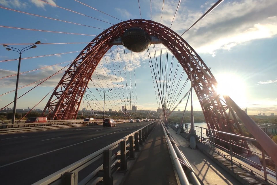 🌅 Живописный мост в лучах закатного солнца