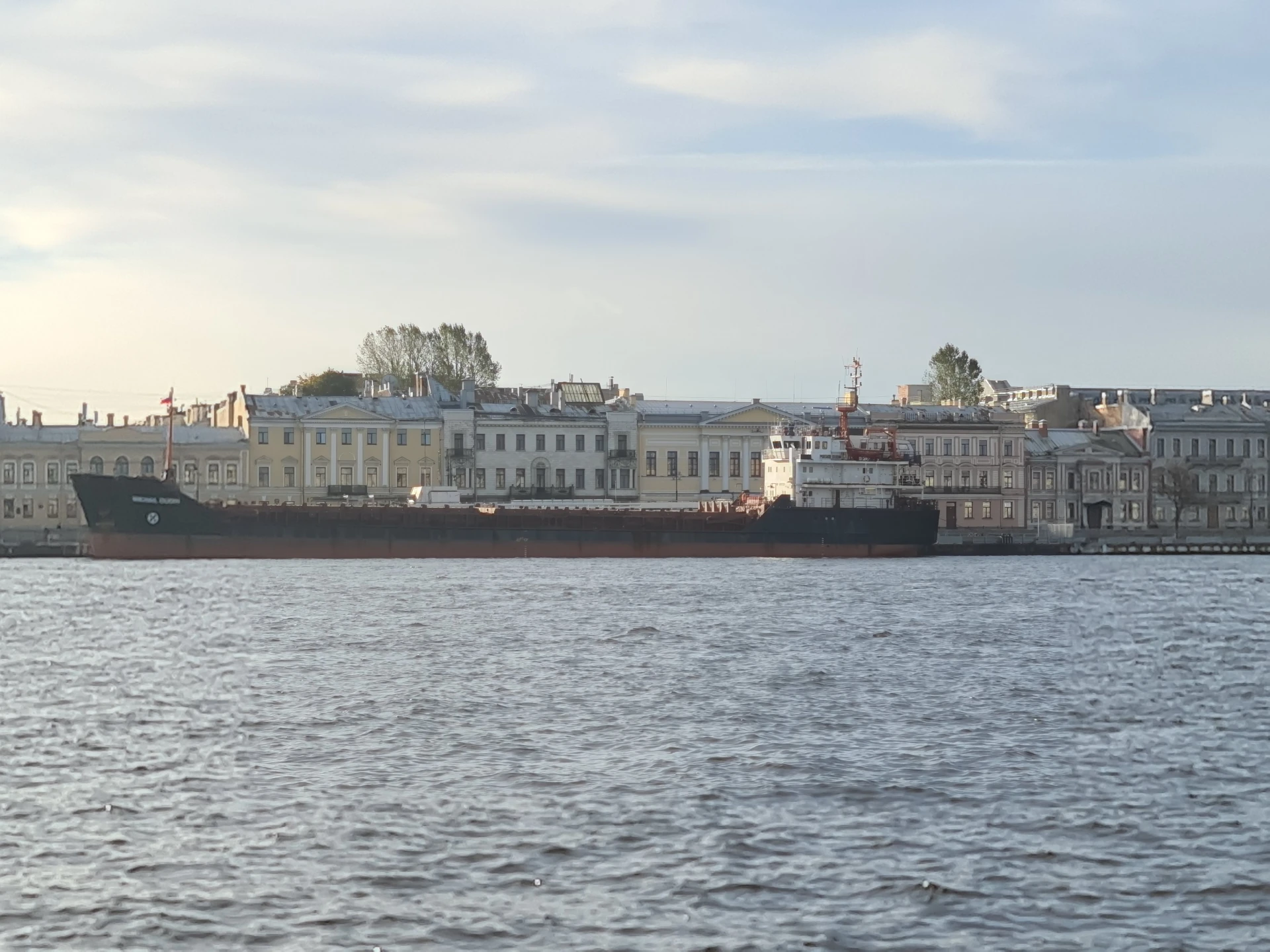 👆В тему сюжета выше: вид на сухогруз «Михаил Дудин» со стороны Набережной Лейтенанта Ш...