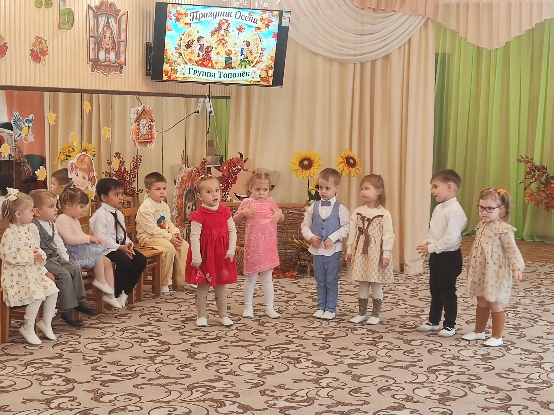 🍂 Осенний праздник в младшей группе «Тополёк»: песни, танцы и щедрые подарки от Осени!...