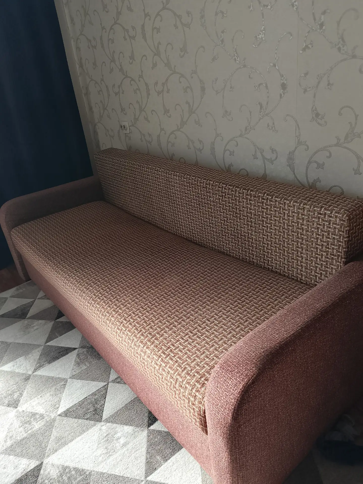 Продам диван в хорошем состоянии. Спальное место 200-145    6 тыс. Тел. 89513367354