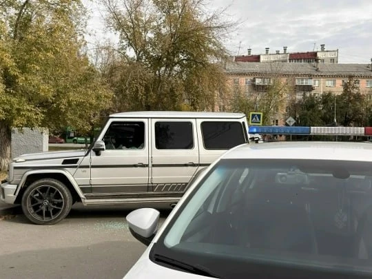 В Челябинске инспекторы ДПС разбили стекло «Мерседеса», водитель которого отказался вых...