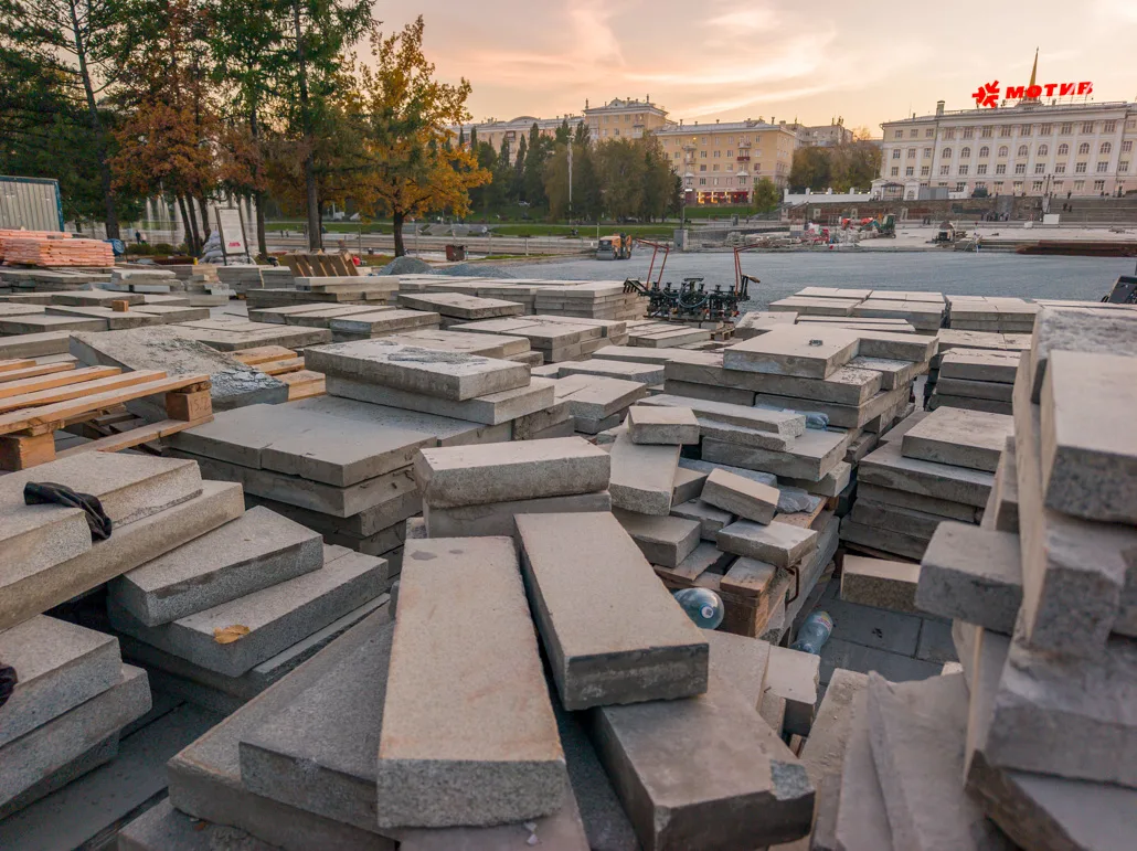 🏛️ Почему на Плотинке снова перекладывают плитку