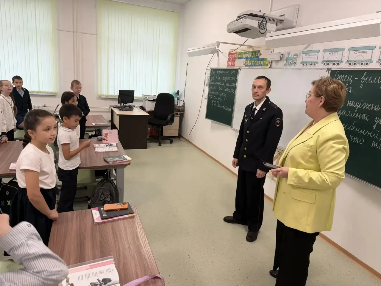 🚒Познавательно, важно и вдохновляюще: в 3 «И» классе прошел классный час ко Дню отца