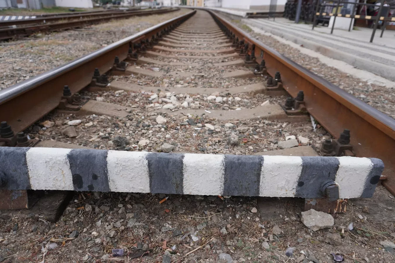 🚂 Из-за повреждения ж/д моста в Ростове поезда задерживаются в обоих направлениях.