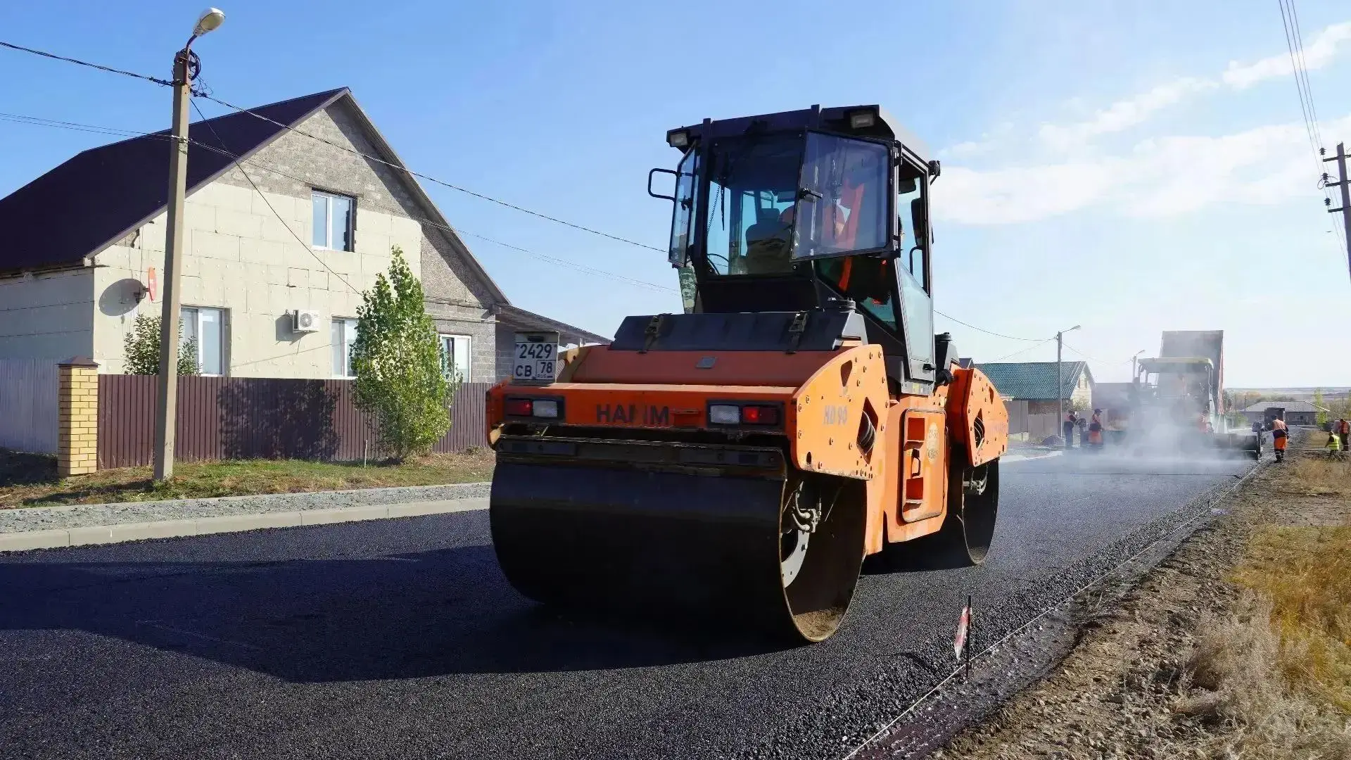 🚧 Асфальт, тротуары и бордюры: в Оренбурге продолжается дорожный ремонт