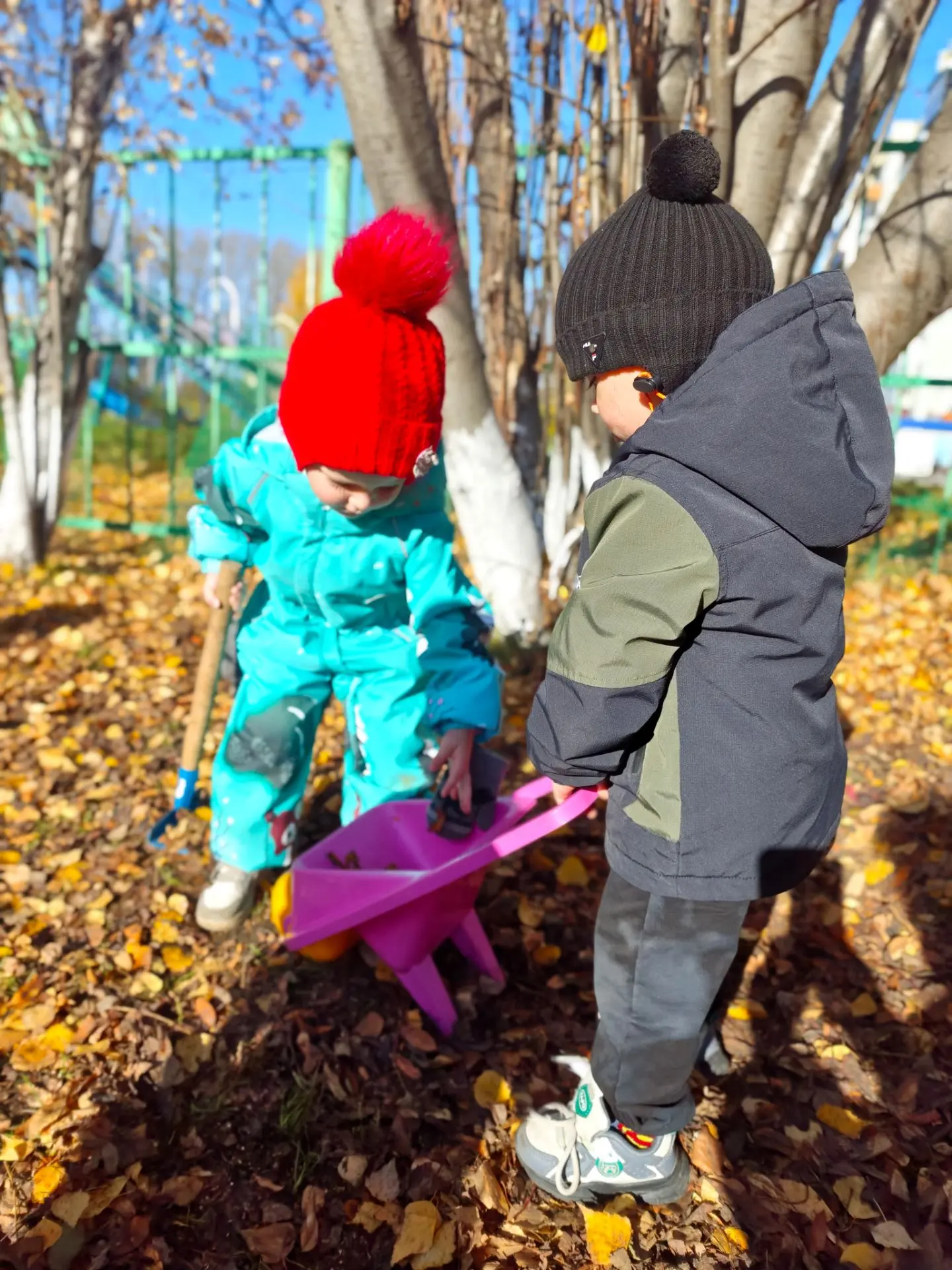 Маленькие ручки — большие добрые дела!🍂 Наши юные помощники вышли на осенний субботник...