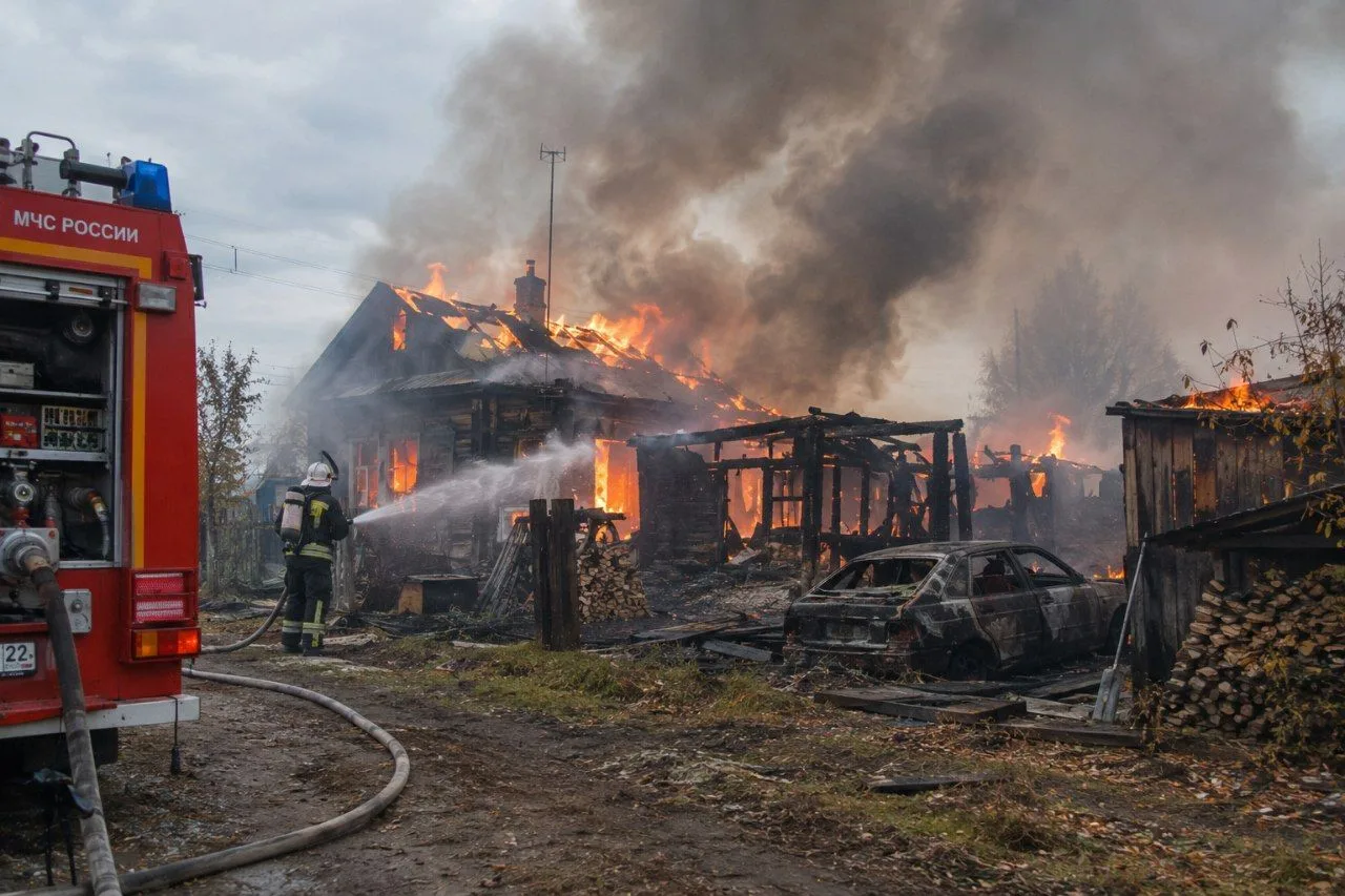 В Алтайском крае крупный пожар из-за самовозгорания топлива уничтожил пять хозяйственны...