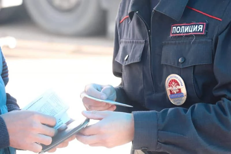 В каких случаях полиция может проверить документы на улице