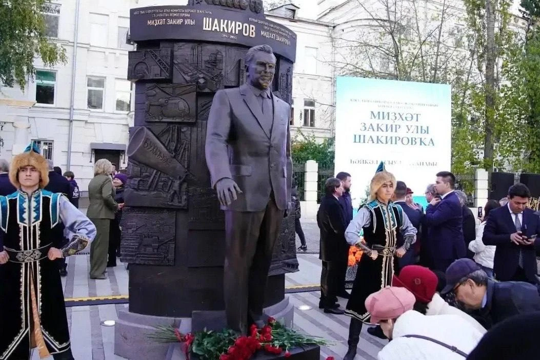 В Уфе открыли памятник Мидхату Шакирову