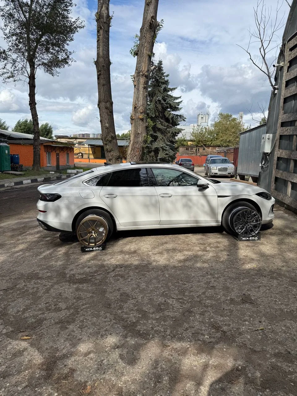 Volkswagen Lamando на примерке дисков в 18-ом диаметре