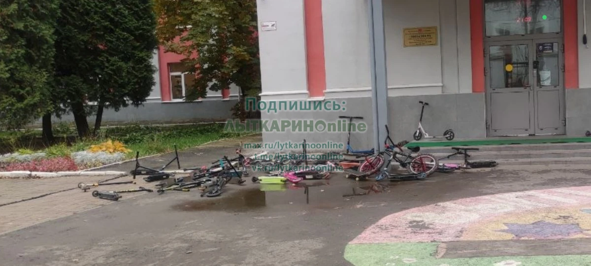 Добьëм тему с самокатами и велосипедами. На фото 1 гимназия (в других школах то же самое).