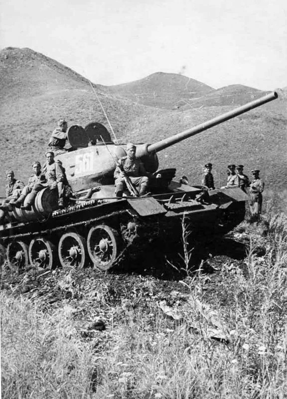 Танкисты преодолевают хребет Большой Хинган. Маньчжурия, август 1945.