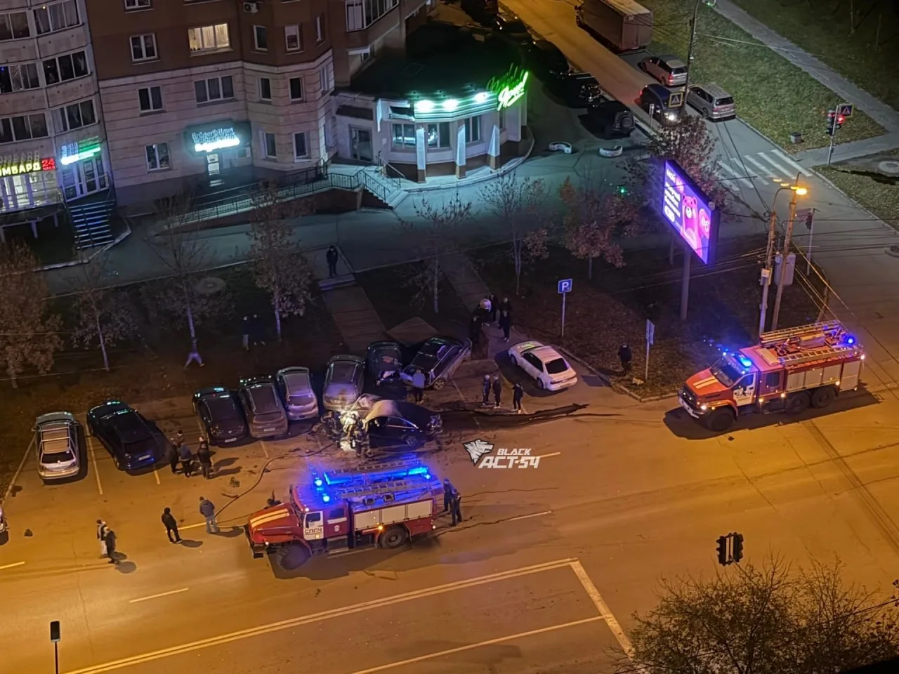 Седан врезался в пять машин и загорелся в Новосибирске.