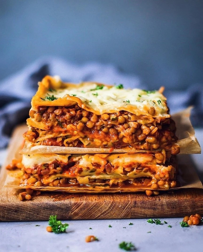 Веганская лазанья с чечевицей и овощами