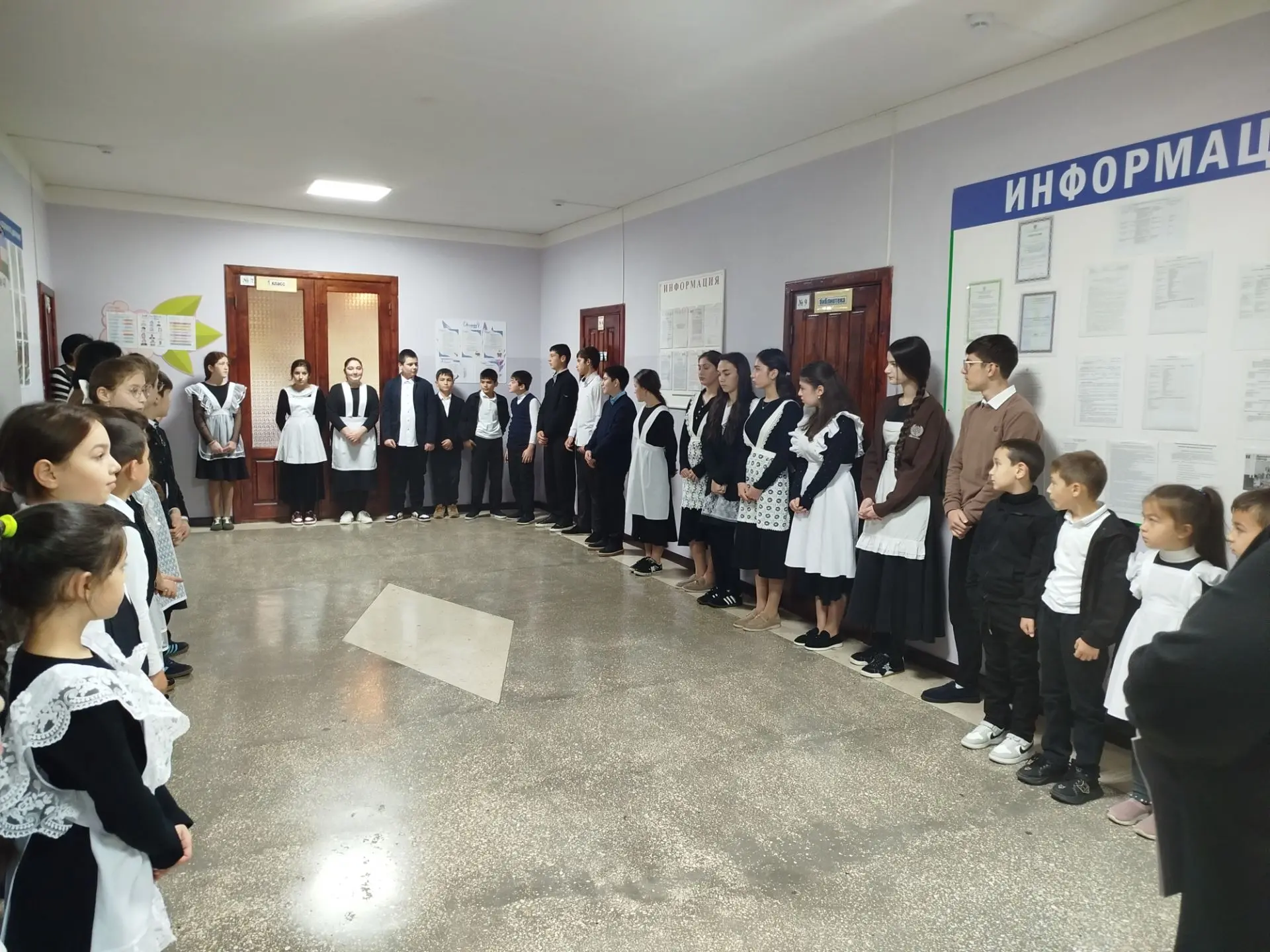 Торжественное открытие новой учебной недели в школе.