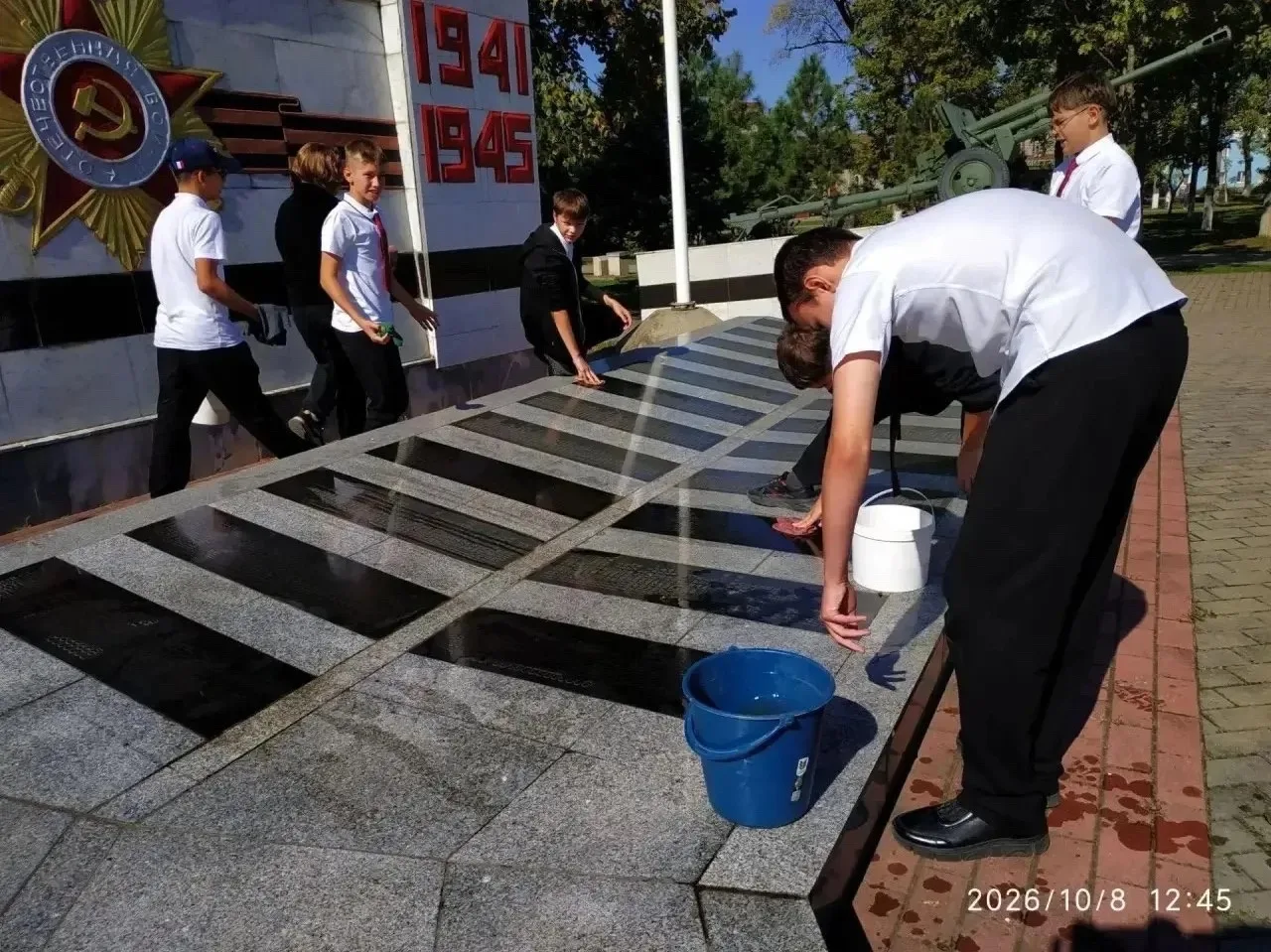 Школьники Белореченска привели в порядок мемориал в парке Победы