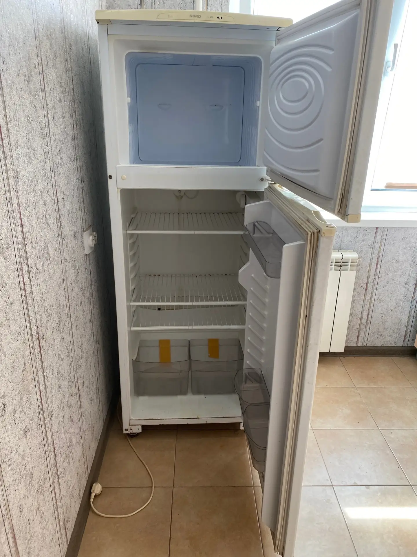 Отдам даром на запчасти или починку холодильник, не включается