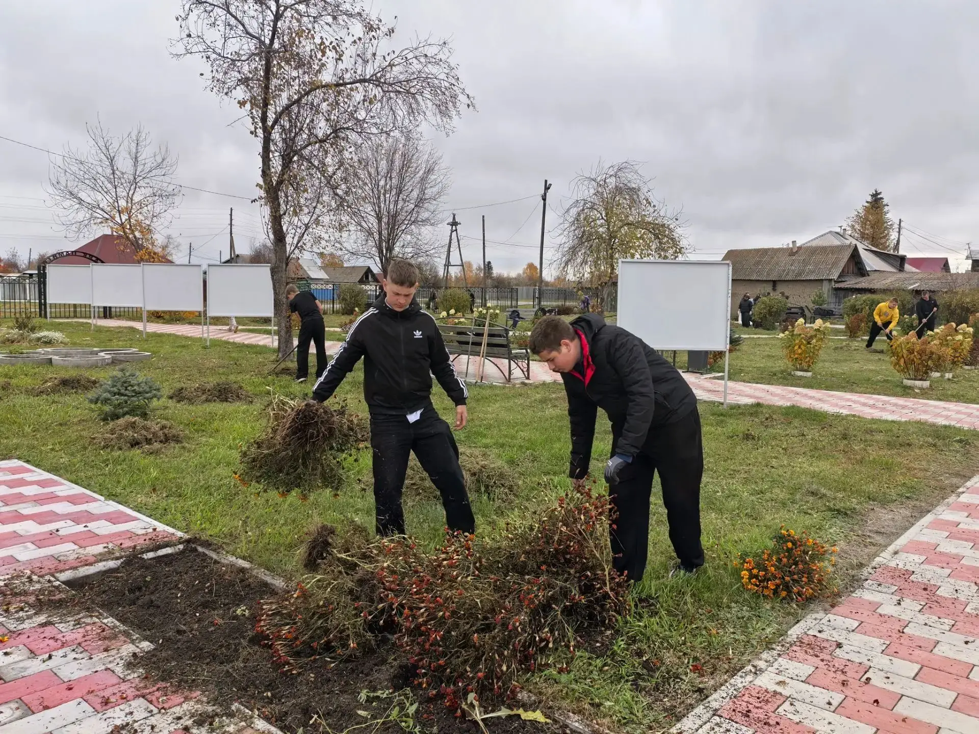 Наши школьники сегодня на субботнике в парке Памяти.